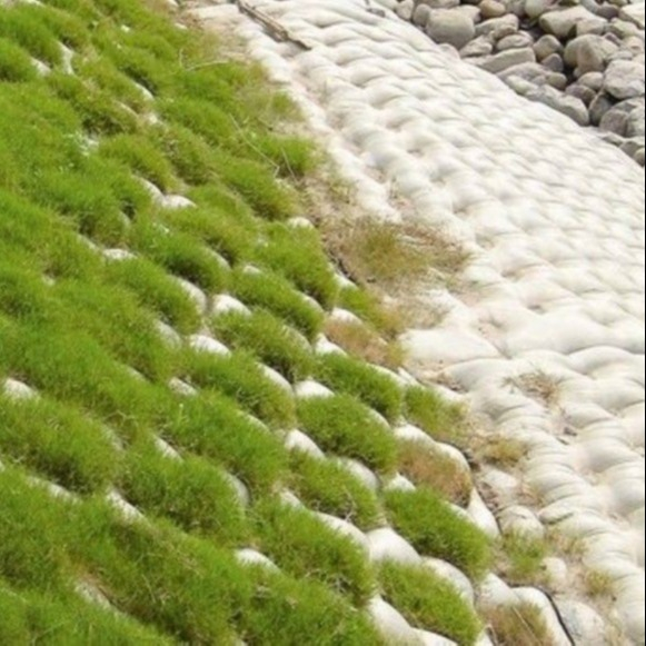 Colchão de revestimento concreto com 15 cm de espessura para controle permanente de erosão na margem do rio