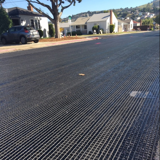 betume alterado Geogrid da fibra de vidro 50kn/M-200kn/M revestido para pavimentar o reforço