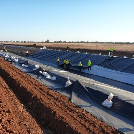 Geomembrana LDPE de 1,5 mm laminada com agulha de filamento PET 300gsm Geomembrana composta geotêxtil não tecida para projetos à prova d'água