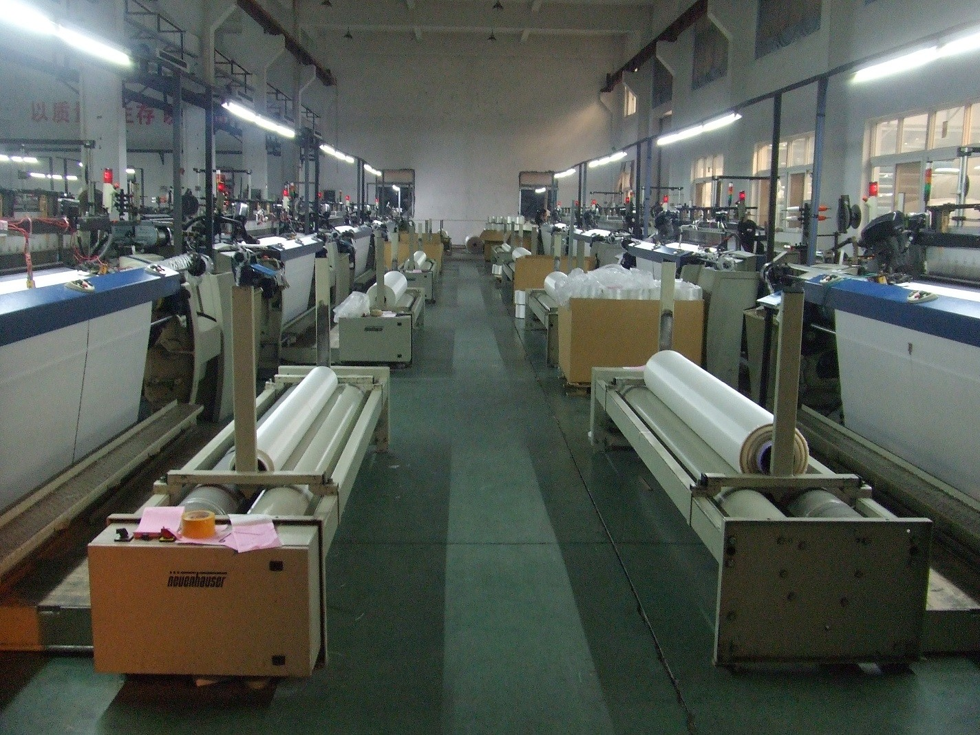 Geotêxtil tecido multifilamento PET de alta resistência 400-50 KN/M para reforço de solo macio com baixo alongamento na ruptura