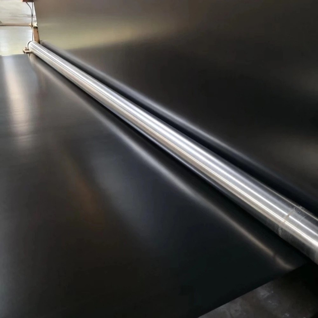 Geotêxtil não tecido perfurador de agulha laminado com geomembrana composta de HDPE liso para forro de lago de piscicultura