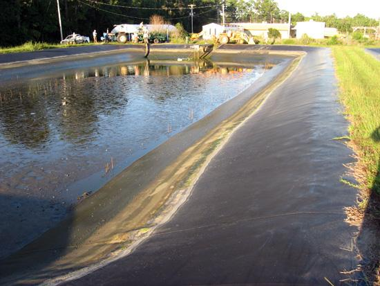 Geomembrana composta de HDPE (GEOTEXTIL TECIDO PP + FILME DE GEOMEMBRANA LLDPE) para viveiro de peixes 0